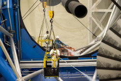 Dokumentace čištění primárního zrcadla teleskopu Gemini North. Foto: Joy Pollard. Dokumentace čištění primárního zrcadla teleskopu Gemini North. Foto: Joy Pollard.