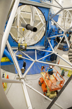 Dokumentace čištění primárního zrcadla teleskopu Gemini North. Foto: Joy Pollard. Dokumentace čištění primárního zrcadla teleskopu Gemini North. Foto: Joy Pollard.