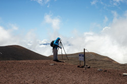 Fotografování observatoří na Mauna Kea. Foto: Joy Pollard. Fotografování observatoří na Mauna Kea. Foto: Joy Pollard.