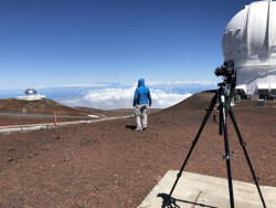 Fotografování observatoří na Mauna Kea. Foto: Joy Pollard. Fotografování observatoří na Mauna Kea. Foto: Joy Pollard.