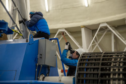 Dokumentace čištění primárního zrcadla teleskopu Gemini North. Foto: Joy Pollard. Dokumentace čištění primárního zrcadla teleskopu Gemini North. Foto: Joy Pollard.