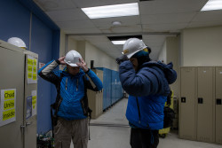 Dokumentace čištění primárního zrcadla teleskopu Gemini North. Foto: Joy Pollard. Dokumentace čištění primárního zrcadla teleskopu Gemini North. Foto: Joy Pollard.