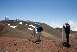 Fotografování observatoří na Mauna Kea. Foto: Joy Pollard. Fotografování observatoří na Mauna Kea. Foto: Joy Pollard.