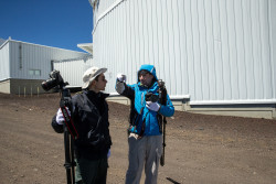 Fotografování observatoří na Mauna Kea. Foto: Joy Pollard. Fotografování observatoří na Mauna Kea. Foto: Joy Pollard.