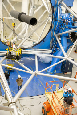 Dokumentace čištění primárního zrcadla teleskopu Gemini North. Foto: Joy Pollard. Dokumentace čištění primárního zrcadla teleskopu Gemini North. Foto: Joy Pollard.