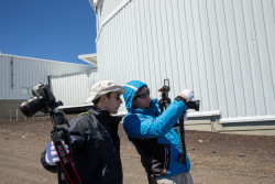 Fotografování observatoří na Mauna Kea. Foto: Joy Pollard. Fotografování observatoří na Mauna Kea. Foto: Joy Pollard.