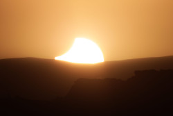 Západ částečně zatmělého Slunce 30. dubna 2022. Foto: Josef Kujal/ASHK. Západ částečně zatmělého Slunce 30. dubna 2022. Foto: Josef Kujal/ASHK.