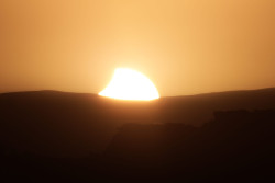 Západ částečně zatmělého Slunce 30. dubna 2022. Foto: Josef Kujal/ASHK. Západ částečně zatmělého Slunce 30. dubna 2022. Foto: Josef Kujal/ASHK.