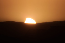 Západ částečně zatmělého Slunce 30. dubna 2022. Foto: Josef Kujal/ASHK. Západ částečně zatmělého Slunce 30. dubna 2022. Foto: Josef Kujal/ASHK.