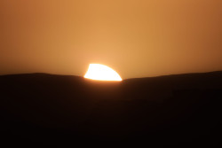 Západ částečně zatmělého Slunce 30. dubna 2022. Foto: Josef Kujal/ASHK. Západ částečně zatmělého Slunce 30. dubna 2022. Foto: Josef Kujal/ASHK.