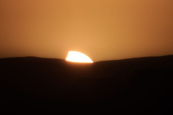 Západ částečně zatmělého Slunce 30. dubna 2022. Foto: Josef Kujal/ASHK. Západ částečně zatmělého Slunce 30. dubna 2022. Foto: Josef Kujal/ASHK.