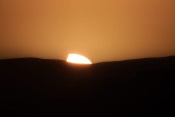 Západ částečně zatmělého Slunce 30. dubna 2022. Foto: Josef Kujal/ASHK. Západ částečně zatmělého Slunce 30. dubna 2022. Foto: Josef Kujal/ASHK.