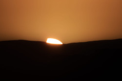 Západ částečně zatmělého Slunce 30. dubna 2022. Foto: Josef Kujal/ASHK. Západ částečně zatmělého Slunce 30. dubna 2022. Foto: Josef Kujal/ASHK.