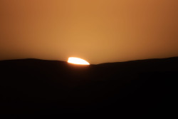 Západ částečně zatmělého Slunce 30. dubna 2022. Foto: Josef Kujal/ASHK. Západ částečně zatmělého Slunce 30. dubna 2022. Foto: Josef Kujal/ASHK.