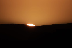 Západ částečně zatmělého Slunce 30. dubna 2022. Foto: Josef Kujal/ASHK. Západ částečně zatmělého Slunce 30. dubna 2022. Foto: Josef Kujal/ASHK.