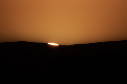 Západ částečně zatmělého Slunce 30. dubna 2022. Foto: Josef Kujal/ASHK. Západ částečně zatmělého Slunce 30. dubna 2022. Foto: Josef Kujal/ASHK.