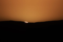 Západ částečně zatmělého Slunce 30. dubna 2022. Foto: Josef Kujal/ASHK. Západ částečně zatmělého Slunce 30. dubna 2022. Foto: Josef Kujal/ASHK.