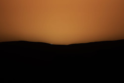 Modrý záblesk při západu částečně zatmělého Slunce 30. dubna 2022. Foto: Josef Kujal/ASHK. Modrý záblesk při západu částečně zatmělého Slunce 30. dubna 2022. Foto: Josef Kujal/ASHK.