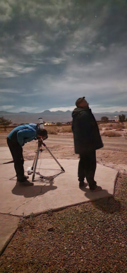 Pozorování zatmění Měsíce 16. května 2022 v Chile. Foto: M. Kancírová/FÚ v Opavě. Pozorování zatmění Měsíce 16. května 2022 v Chile. Foto: M. Kancírová/FÚ v Opavě.