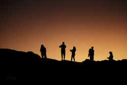 Lidé proti poerupčnímu soumraku po západu Slunce 30. dubna 2022. Foto: Petr Horálek/FÚ v Opavě. Lidé proti poerupčnímu soumraku po západu Slunce 30. dubna 2022. Foto: Petr Horálek/FÚ v Opavě.