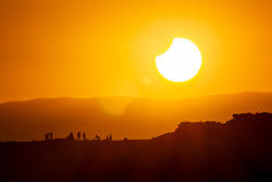 Zatmělé Slunce 30. dubna 2022 před západem a lidmi v dálo. Foto: Tomáš Slovinský. Zatmělé Slunce 30. dubna 2022 před západem a lidmi v dálo. Foto: Tomáš Slovinský.