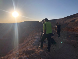 Pozorování zatmění Slunce 30. dubna 2022. Foto: Mária Kancírová. Pozorování zatmění Slunce 30. dubna 2022. Foto: Mária Kancírová.