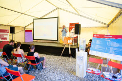 Prof. Zdeněk Stuchlík přednáší o černých děrách. Foto: Štěpán Bajt a Adam Poštolka Prof. Zdeněk Stuchlík přednáší o černých děrách. Foto: Štěpán Bajt a Adam Poštolka