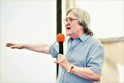 Prof. Zdeněk Stuchlík přednáší o černých děrách. Foto: Štěpán Bajt a Adam Poštolka Prof. Zdeněk Stuchlík přednáší o černých děrách. Foto: Štěpán Bajt a Adam Poštolka