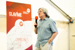 Prof. Zdeněk Stuchlík přednáší o černých děrách. Foto: Štěpán Bajt a Adam Poštolka Prof. Zdeněk Stuchlík přednáší o černých děrách. Foto: Štěpán Bajt a Adam Poštolka