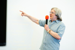 Prof. Zdeněk Stuchlík přednáší o černých děrách. Foto: Štěpán Bajt a Adam Poštolka Prof. Zdeněk Stuchlík přednáší o černých děrách. Foto: Štěpán Bajt a Adam Poštolka