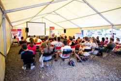 Prof. Zdeněk Stuchlík přednáší o černých děrách. Foto: Štěpán Bajt a Adam Poštolka Prof. Zdeněk Stuchlík přednáší o černých děrách. Foto: Štěpán Bajt a Adam Poštolka