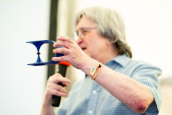 Prof. Zdeněk Stuchlík přednáší o černých děrách. Foto: Štěpán Bajt a Adam Poštolka Prof. Zdeněk Stuchlík přednáší o černých děrách. Foto: Štěpán Bajt a Adam Poštolka