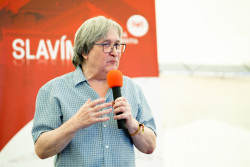 Prof. Zdeněk Stuchlík přednáší o černých děrách. Foto: Štěpán Bajt a Adam Poštolka Prof. Zdeněk Stuchlík přednáší o černých děrách. Foto: Štěpán Bajt a Adam Poštolka