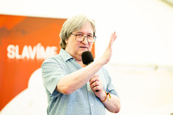 Prof. Zdeněk Stuchlík přednáší o černých děrách. Foto: Štěpán Bajt a Adam Poštolka Prof. Zdeněk Stuchlík přednáší o černých děrách. Foto: Štěpán Bajt a Adam Poštolka