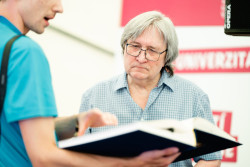 Prof. Zdeněk Stuchlík přednáší o černých děrách. Foto: Štěpán Bajt a Adam Poštolka Prof. Zdeněk Stuchlík přednáší o černých děrách. Foto: Štěpán Bajt a Adam Poštolka