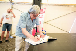Prof. Zdeněk Stuchlík přednáší o černých děrách. Foto: Štěpán Bajt a Adam Poštolka Prof. Zdeněk Stuchlík přednáší o černých děrách. Foto: Štěpán Bajt a Adam Poštolka