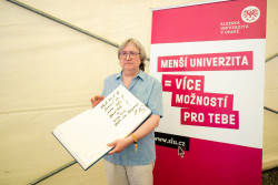 Prof. Zdeněk Stuchlík přednáší o černých děrách. Foto: Štěpán Bajt a Adam Poštolka Prof. Zdeněk Stuchlík přednáší o černých děrách. Foto: Štěpán Bajt a Adam Poštolka