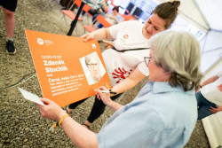 Prof. Zdeněk Stuchlík přednáší o černých děrách. Foto: Štěpán Bajt a Adam Poštolka Prof. Zdeněk Stuchlík přednáší o černých děrách. Foto: Štěpán Bajt a Adam Poštolka