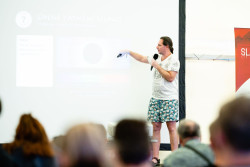 Mgr. Petr Horálek přednáší o Sedmi perlách astronomie. Foto: Štěpán Bajt a Adam Poštolka Mgr. Petr Horálek přednáší o Sedmi perlách astronomie. Foto: Štěpán Bajt a Adam Poštolka