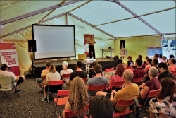 Dr. Tomáš Gráf přednáší o extrasolárních planetách. Foto: Štěpán Bajt a Adam Poštolka Dr. Tomáš Gráf přednáší o extrasolárních planetách. Foto: Štěpán Bajt a Adam Poštolka