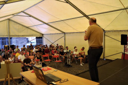 Dr. Tomáš Gráf přednáší o extrasolárních planetách. Foto: Štěpán Bajt a Adam Poštolka Dr. Tomáš Gráf přednáší o extrasolárních planetách. Foto: Štěpán Bajt a Adam Poštolka