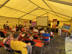 Bc. Jiří Dobrý přednáší o tom, že Bez vědy jsi kaput. Foto: Karin Martínková. Bc. Jiří Dobrý přednáší o tom, že Bez vědy jsi kaput. Foto: Karin Martínková.