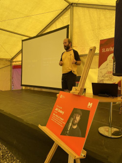 Bc. Jiří Dobrý přednáší o tom, že Bez vědy jsi kaput. Foto: Karin Martínková. Bc. Jiří Dobrý přednáší o tom, že Bez vědy jsi kaput. Foto: Karin Martínková.