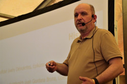 Dr. Tomáš Gráf přednáší o extrasolárních planetách. Foto: Štěpán Bajt a Adam Poštolka Dr. Tomáš Gráf přednáší o extrasolárních planetách. Foto: Štěpán Bajt a Adam Poštolka