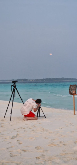 Petr Horálek připravuje pozorování Měsíce a planet na Soneva Fushi. Foto: Fyzikální ústav v Opavě.