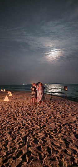 Petr Horálek pořádá pozorování Měsíce a planet na Soneva Fushi. Foto: Fyzikální ústav v Opavě.