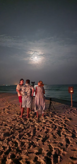 Petr Horálek pořádá pozorování Měsíce a planet na Soneva Fushi. Foto: Fyzikální ústav v Opavě.