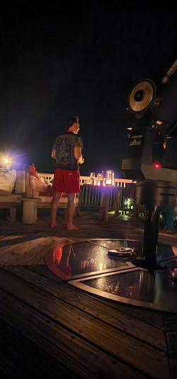Petr Horálek pořádá pozorování noční oblohy dalekohledem na observatoři Starstruck na Soneva Jani. Foto: Fyzikální ústav v Opavě.