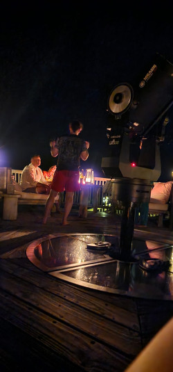 Petr Horálek pořádá pozorování noční oblohy dalekohledem na observatoři Starstruck na Soneva Jani. Foto: Fyzikální ústav v Opavě.