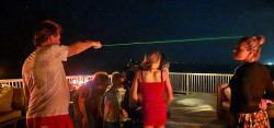 Petr Horálek pořádá pozorování noční oblohy dalekohledem na observatoři Starstruck na Soneva Jani. Foto: Fyzikální ústav v Opavě.
